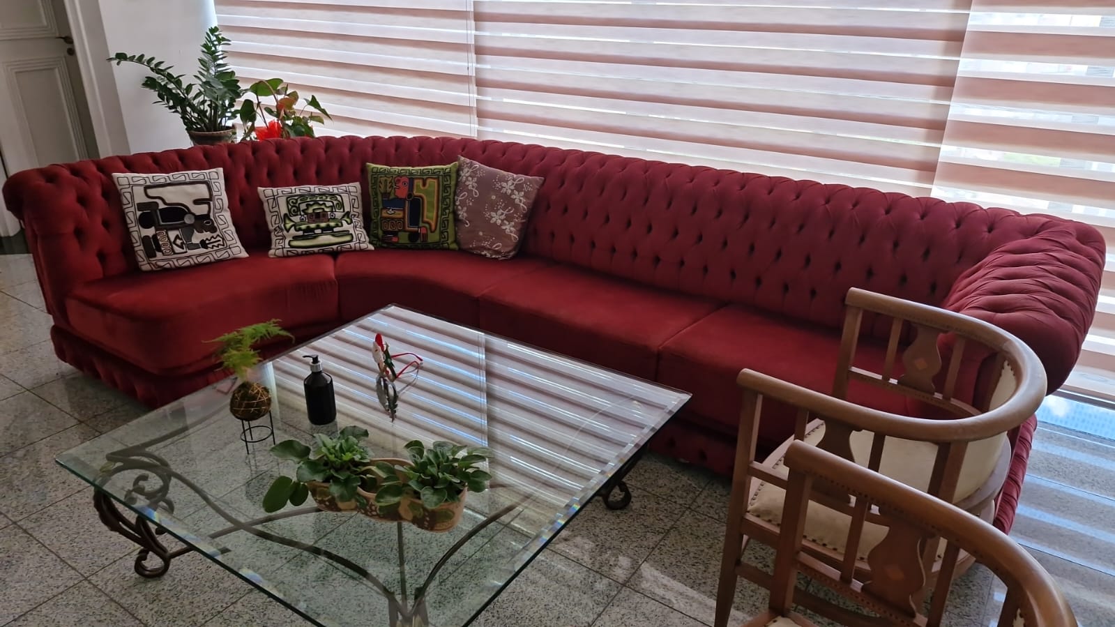 Sofá vermelho estilo Chesterfield